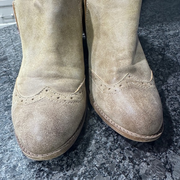 Eurosoft by Sofft Suede Leather Heeled Wingtip Ankle Booties, Women's Sz 11 - Picture 3 of 10